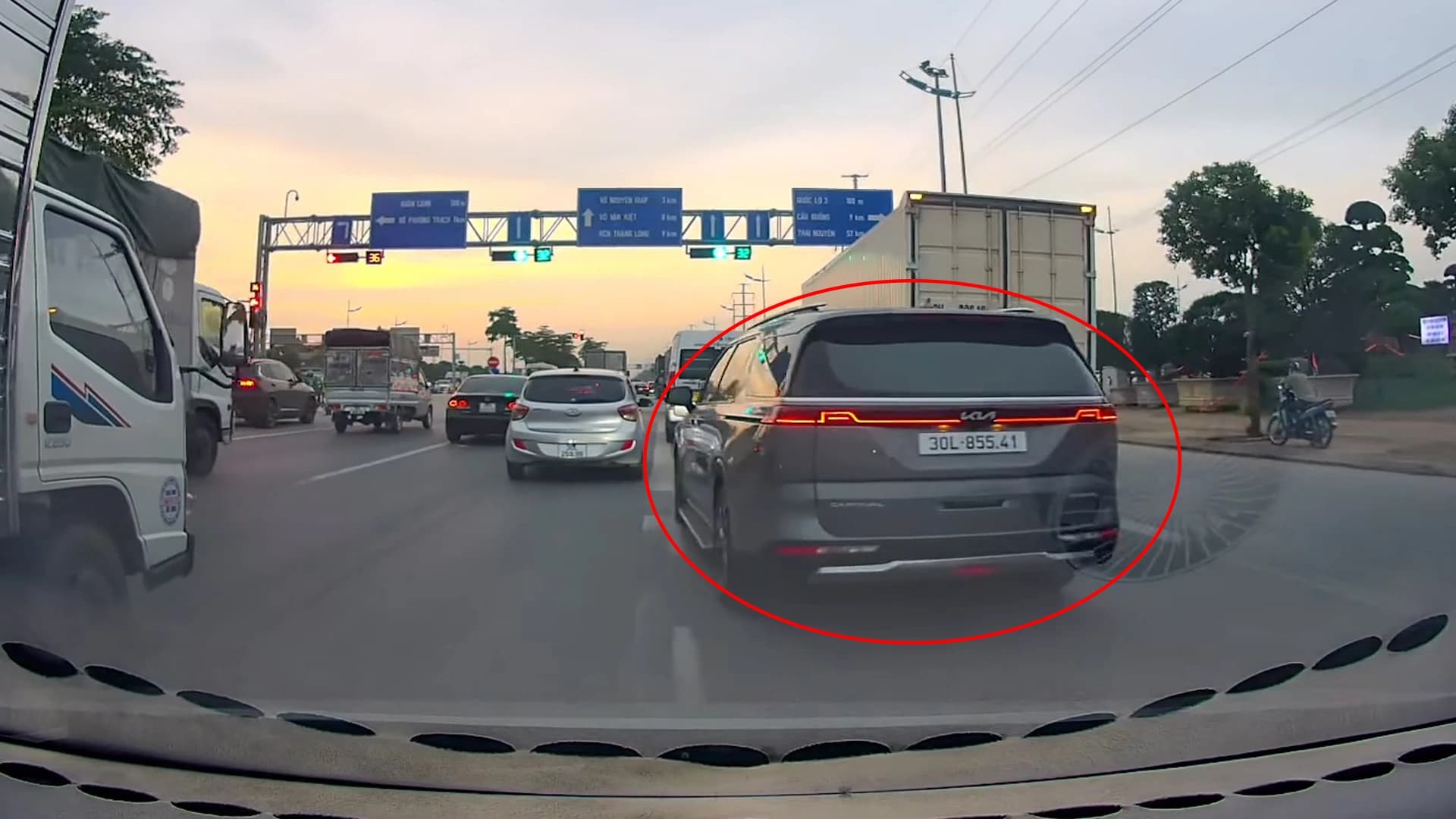 hình ảnh camera hành trình ghi lại xe ô tô bị vi phạm lỗi không bật xi nhan mà rẽ