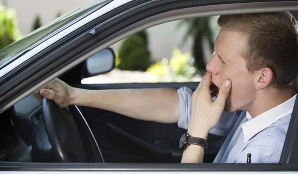 tài xế lái ô tô thiếu tập trung, ngáp khi điều khiển xe
