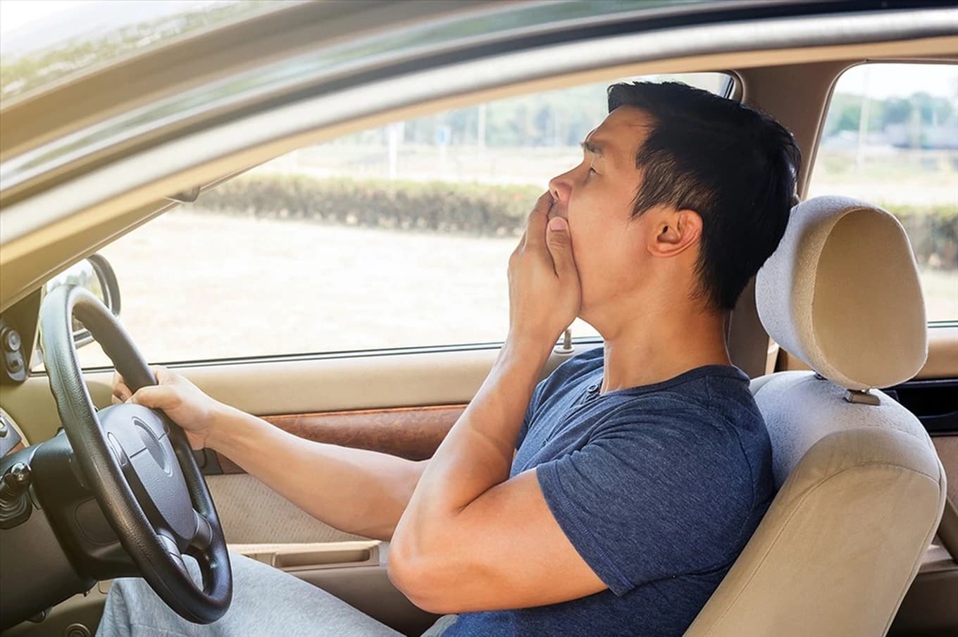 Tài xế ô tô ngáp ngắn dài mệt mỏi thiếu tập trung khi lái xe ô tô