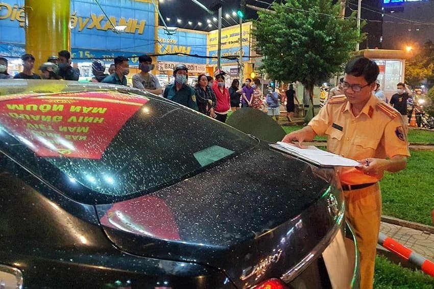 ô tô đi vào đường cấm bị cảnh sát giao thông phạt