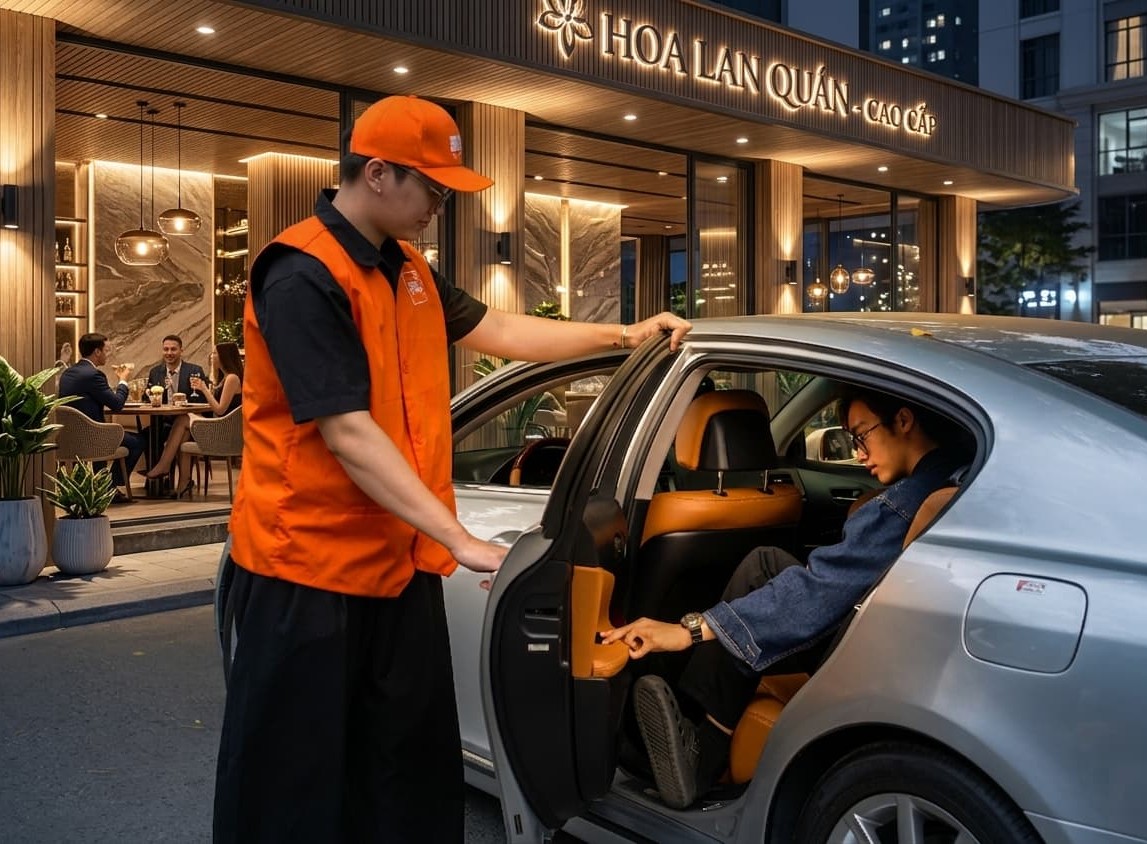 Tài xế BUTL mở cửa cho khách thuê xuống xe an toàn