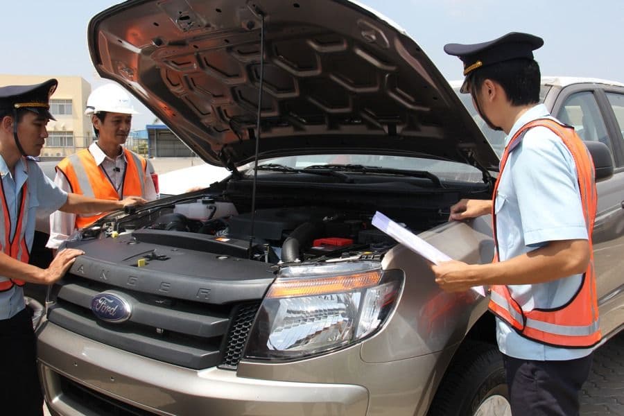 xe ô tô được kiểm tra tình trạng để thực hiện đăng kiểm