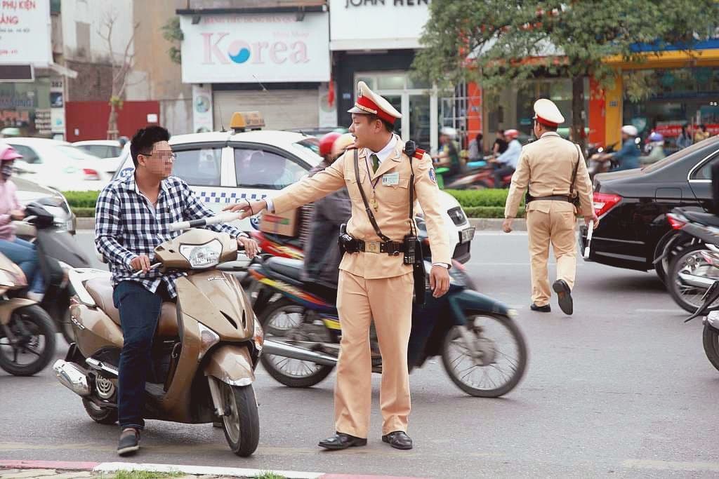 Cảnh sát giao thông Trực tiếp phát hiện hoặc ghi nhận hành vi vi phạm pháp luật như không đội nón bảo hiểm, vượt đèn đỏ,... được quyền dừng lại kiểm tra