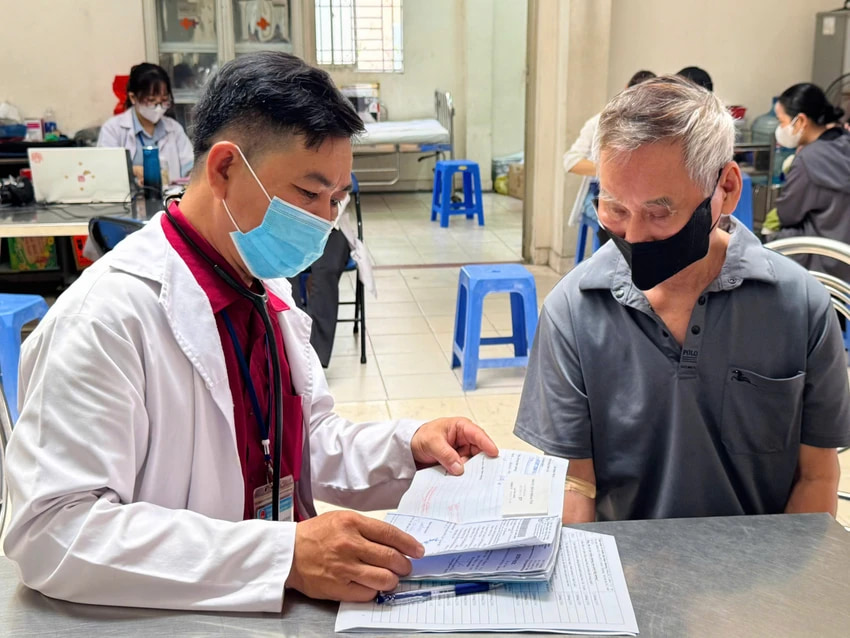 người lớn tuổi phải tự đi khám bệnh một mình