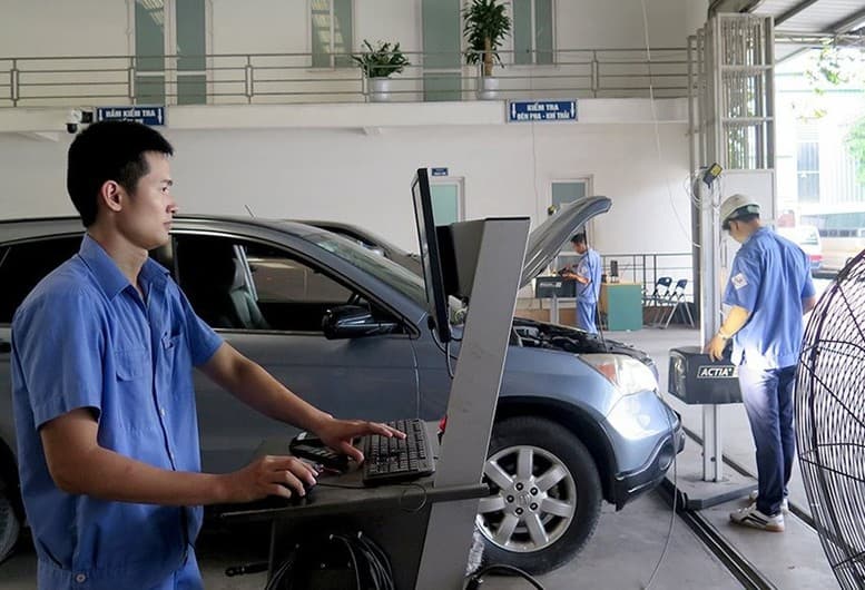 Các chuyên viên kiểm tra xe ô tô đăng kiểm