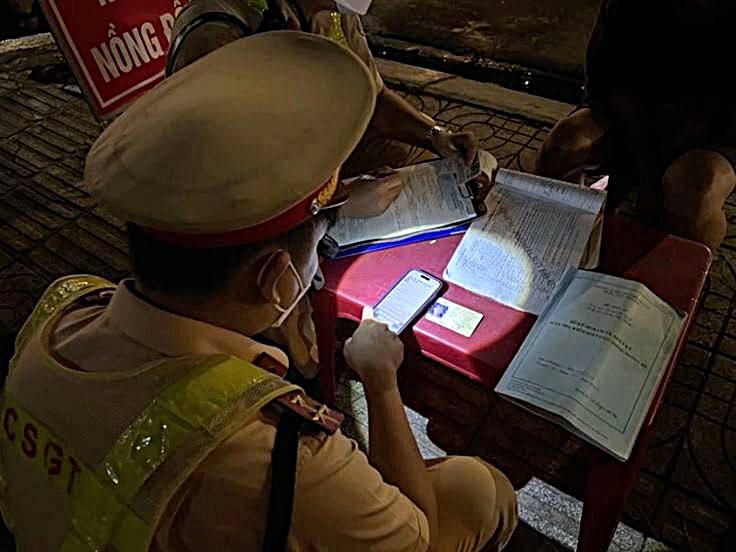 Công an có quyền kiểm tra giấy tờ của người tham gia giao thông