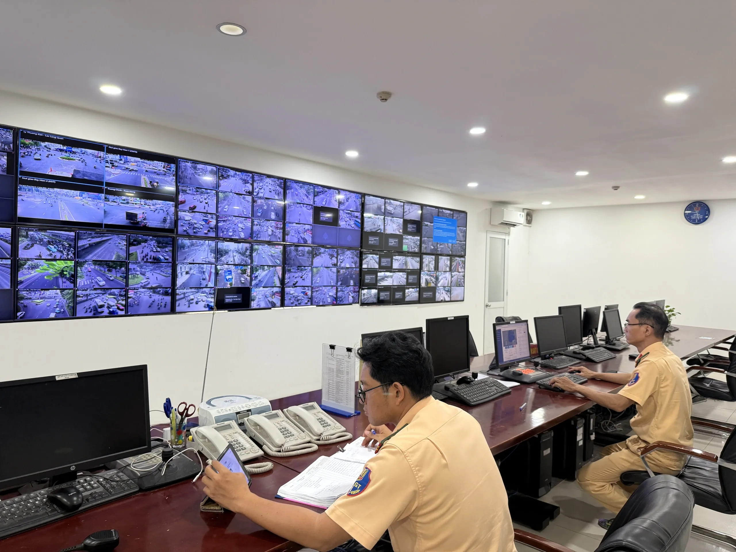 Công an giao thông theo dõi vi phạm thông qua camera giám sát trên đường phố